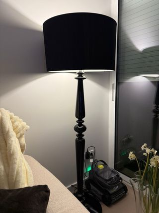 Lámpara de pie moderna negra