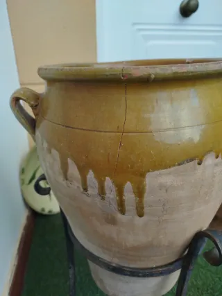 Tinaja antigua de barro con soporte