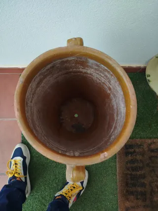 Tinaja antigua de barro con soporte