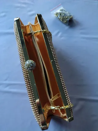 Bolso de fiesta dorado con cadena