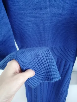 Vestido azul de punto con trenzas
