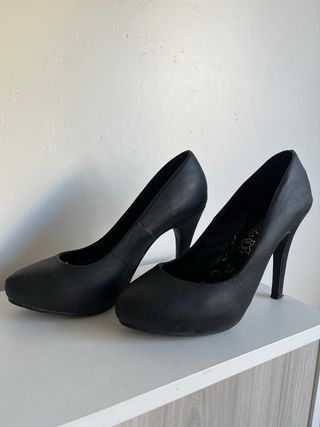 Zapatos de salón negros tacón alto