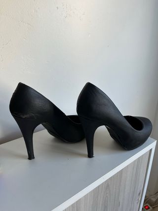 Zapatos de salón negros tacón alto