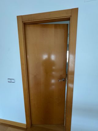 Puerta de madera con cristales