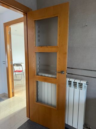 Puerta de madera con cristales