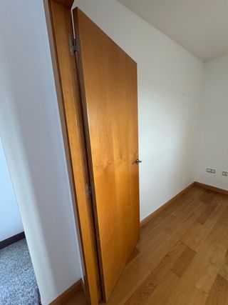 Puerta de madera con cristales