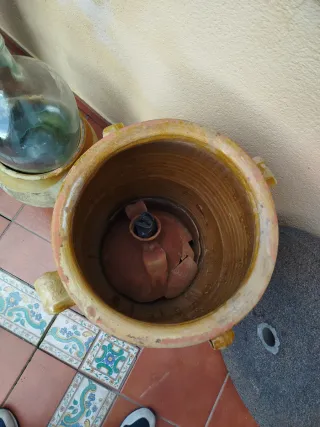 Tinaja de barro antigua restaurada
