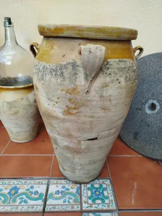 Tinaja de barro antigua restaurada