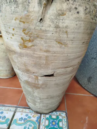 Tinaja de barro antigua restaurada