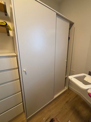Guardaroba a porte scorrevoli bianche