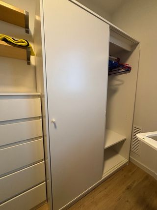 Guardaroba a porte scorrevoli bianche