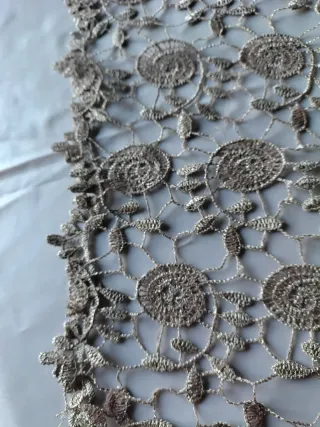 Chal elegante dorado y plateado