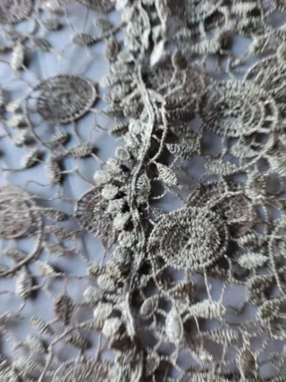 Chal elegante dorado y plateado