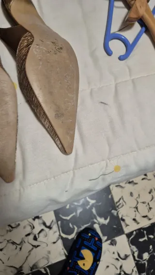 Zapatos de tacón Maybian dorados y bolso a juego