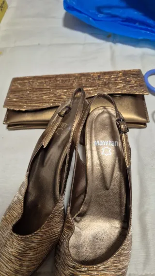Zapatos de tacón Maybian dorados y bolso a juego