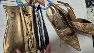 Zapatos de tacón Maybian dorados y bolso a juego