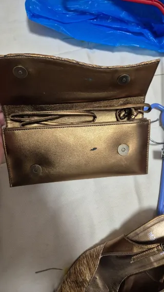 Zapatos de tacón Maybian dorados y bolso a juego