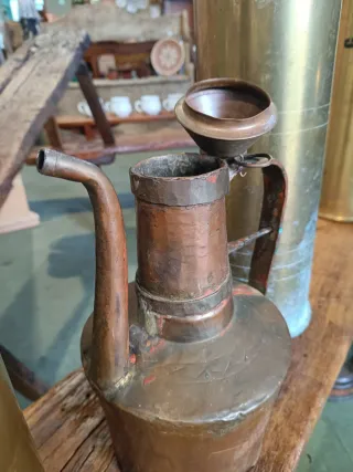 Jarra aceitera antigua de cobre
