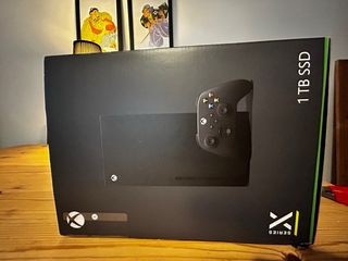 Xbox Series X con mando y cables