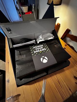 Xbox Series X con mando y cables