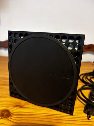 Xbox Series X con mando y cables