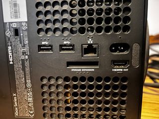 Xbox Series X con mando y cables