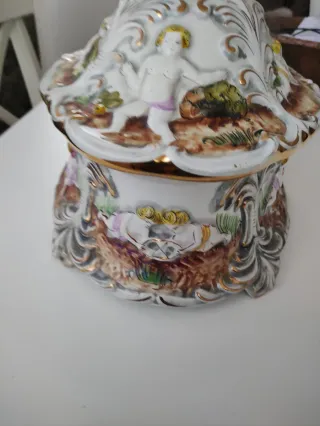 Sopera de porcelana con decoración