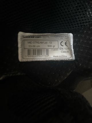 Casco de esquí negro con diseño floral