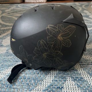 Casco de esquí negro con diseño floral