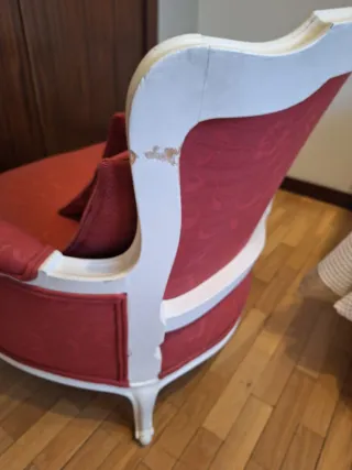 Butaca antigua tapizada en tela roja