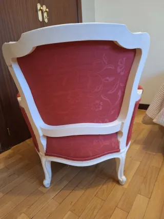 Butaca antigua tapizada en tela roja