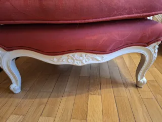 Butaca antigua tapizada en tela roja