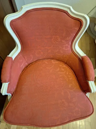 Butaca antigua tapizada en tela roja