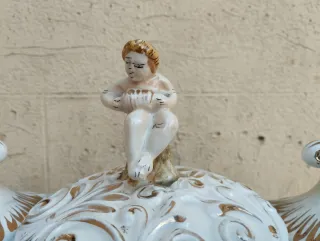 Centrotavola ceramica Capodimonte putti in rilievo