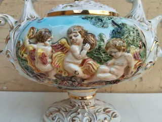 Centrotavola ceramica Capodimonte putti in rilievo