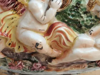 Centrotavola ceramica Capodimonte putti in rilievo