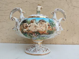 Centrotavola ceramica Capodimonte putti in rilievo