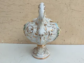 Centrotavola ceramica Capodimonte putti in rilievo
