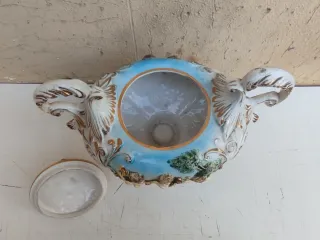 Centrotavola ceramica Capodimonte putti in rilievo