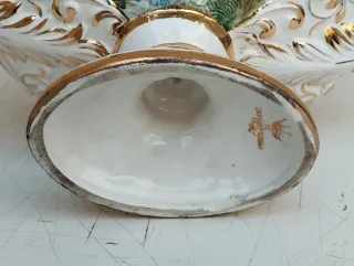 Centrotavola ceramica Capodimonte putti in rilievo