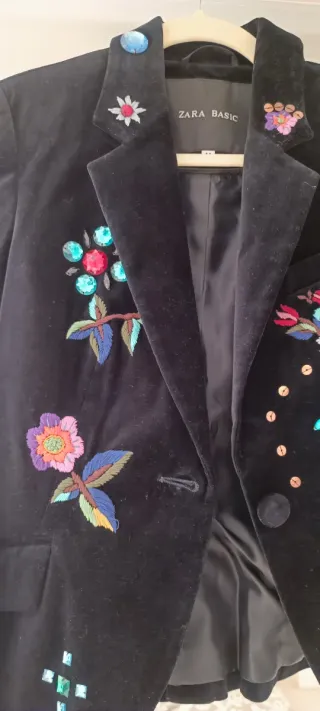 Elegante Blasier de terciopelo de Zara bordada