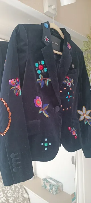 Elegante Blasier de terciopelo de Zara bordada