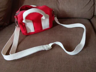 Bolso rojo y blanco