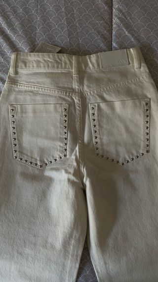 Pantalón blanco con tachuelas plateadas
