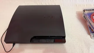 Consola Sony PS3 Negra, 2 mandos incluidos.