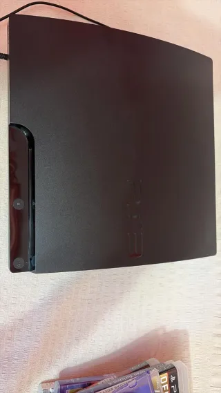 Consola Sony PS3 Negra, 2 mandos incluidos.