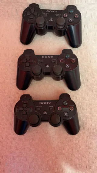 Consola Sony PS3 Negra, 2 mandos incluidos.