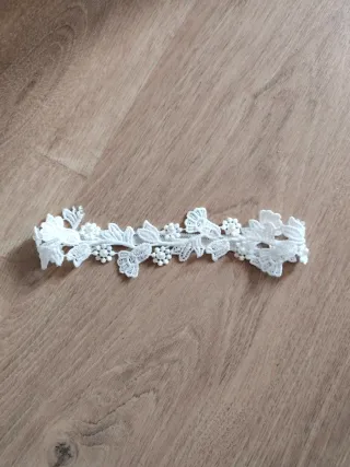 Liga de encaje blanco con perlas