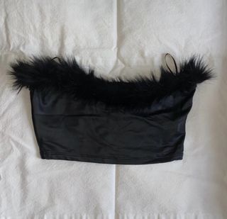 Top negro con pelaje falso