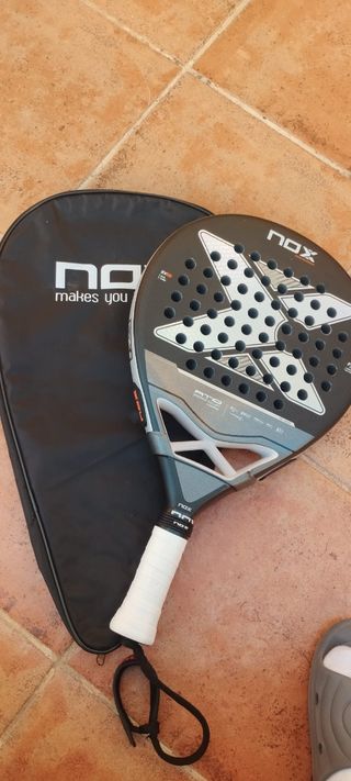 Pala de pádel NOX con funda